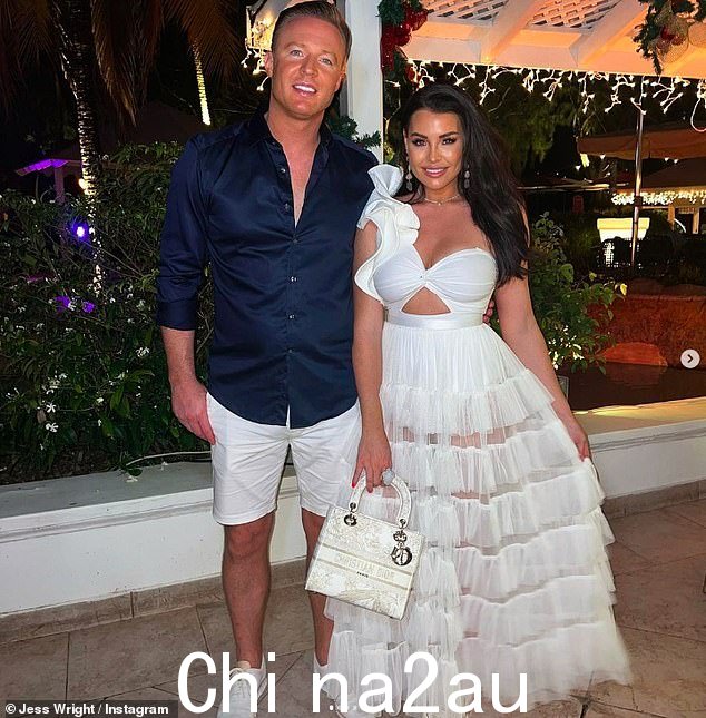 Glam:Jess Wright 周三在 Instagram 上与丈夫 William Lee-Kemp 和他们的儿子 Presley 分享了她去巴巴多斯的新年之旅