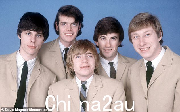 Beck,在左边与其他 Yardbirds 合照成员,Paul Samwell-Smith、Keith Relf、Jim McCarty 和 Chris Dreja