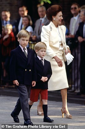 哈里王子透露，玛格丽特公主一年圣诞节只给他买了一个圆珠笔，上面挂着一条橡皮鱼。从左到右：当时的查尔斯王子、威廉王子、哈里王子和玛格丽特公主步行到肯辛顿的橘园。 blkBorder img-share