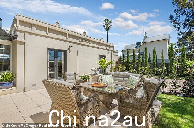 距墨尔本两小时车程,宏伟的错层式住宅,名为“Villa Belgravia”,拥有六间卧室和六间浴室。图为:庄园华丽的庭院