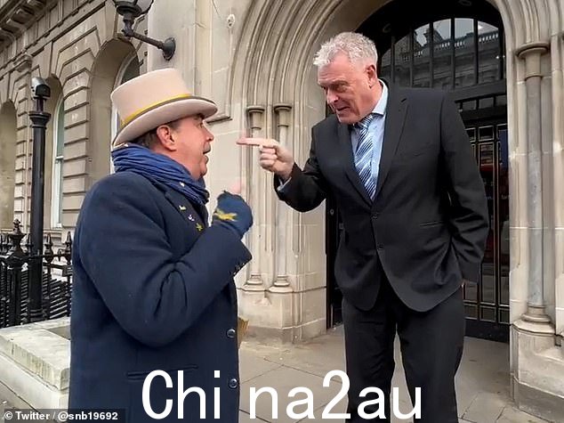 在线分享的视频显示,这位有争议的活动家接近安德森先生,询问:'Lee 的补贴餐怎么样了?看起来你正在从中受益'