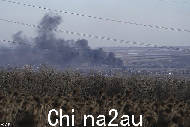 乌克兰和俄罗斯军队在顿涅茨克索莱达尔的战斗中浓烟滚滚地区,乌克兰,星期三