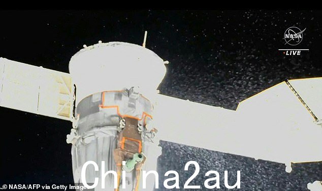 12 月,美国宇航局的网络直播展示了从联盟号飞船后部喷出的雪花状颗粒(如图)