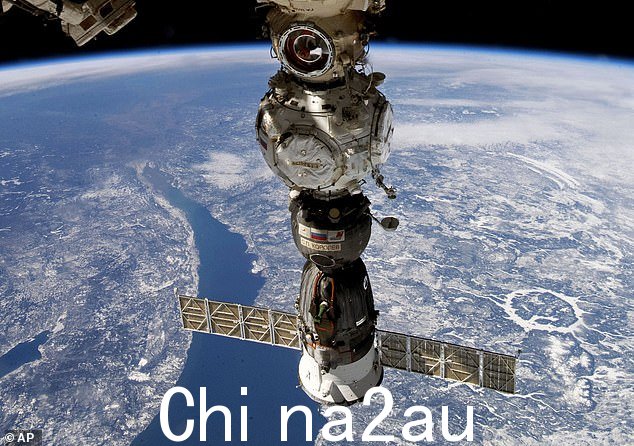 国际空间站上有一艘指定的救生艇可供他们使用,或者理论上他们可以乘坐未固定的联盟号太空舱返回家园(如图)