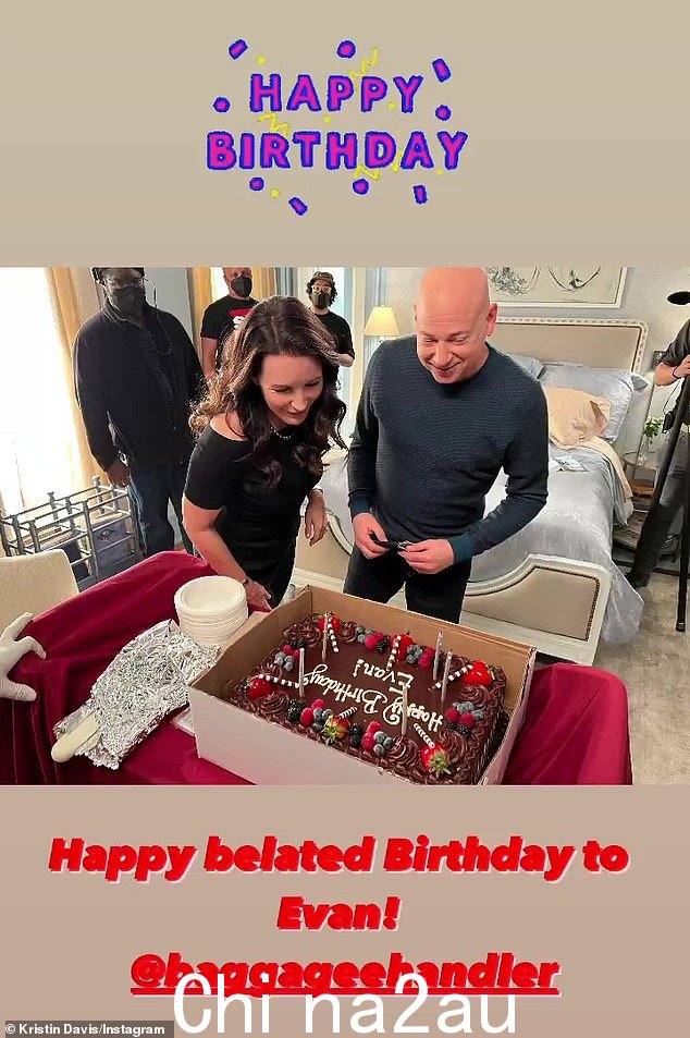 '埃文生日快乐!' And Just Like That 制片人兼明星克里斯汀·戴维斯周三祝她的银幕丈夫埃文·汉德勒迟来的 62 岁生日快乐,并分享了一张他在曼哈顿片场查看巧克力蛋糕的照片