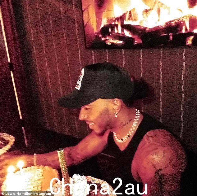 玩得开心:Lewis Hamilton 周三在他的 Instagram 上与朋友们分享了他疯狂的 38 岁生日的照片