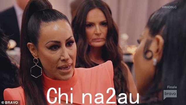 说出来:Angie K.因为 Jen 散布了她给 Heather 的黑眼圈的谣言而与 Jen 对质