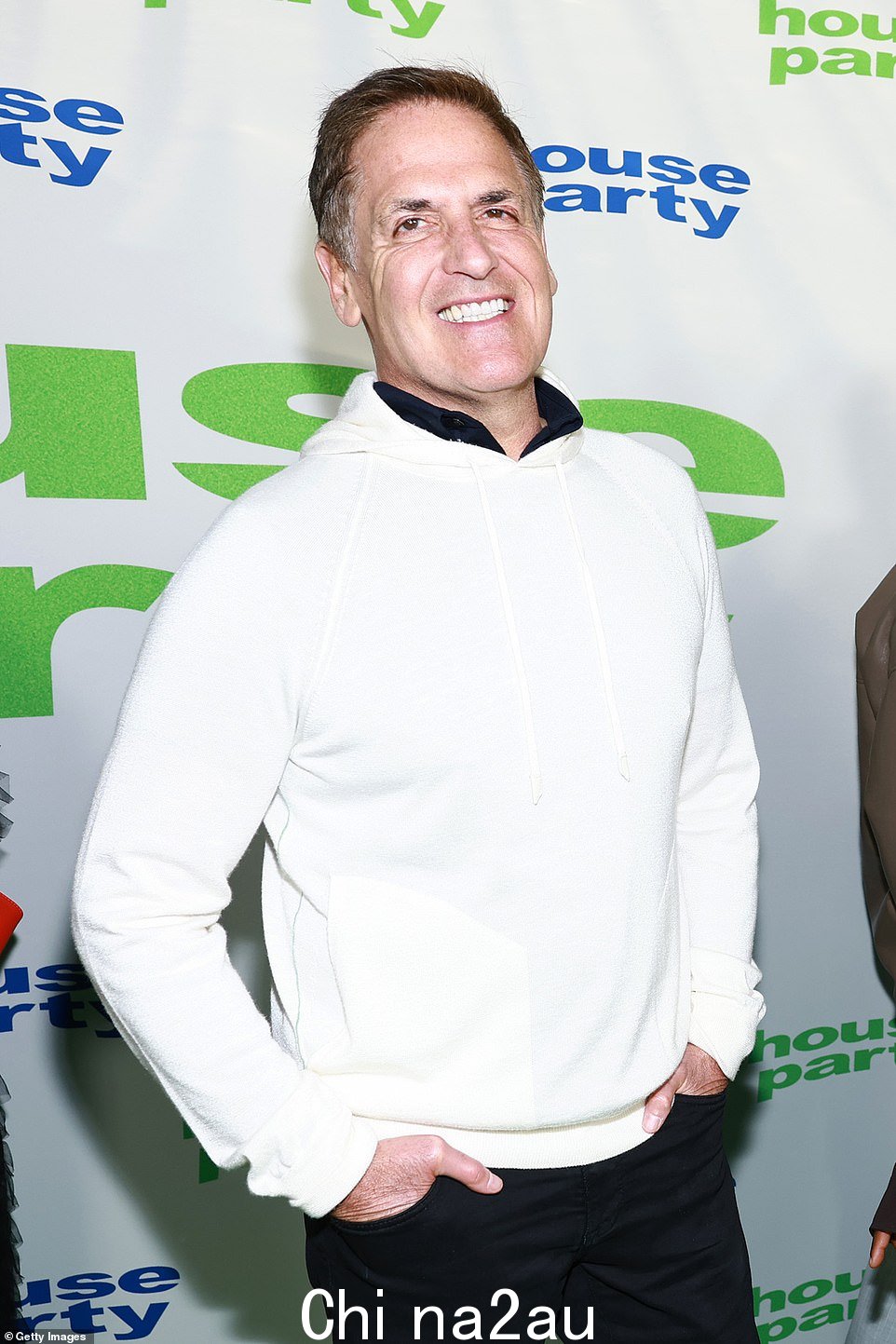 休闲酷:Shark Tank 的 Mark Cuban 身穿紧身白色连帽运动衫和海军马球衫,看起来休闲酷