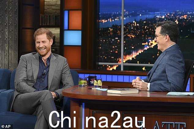 查尔斯将在今天早上前往阿伯丁郡参观一家食品银行和当地慈善机构,此前他的儿子在为他的新书进行的公关闪电战中遭到了一个多星期的反驳(图为 The Late周二与斯蒂芬科尔伯特一起表演day)
