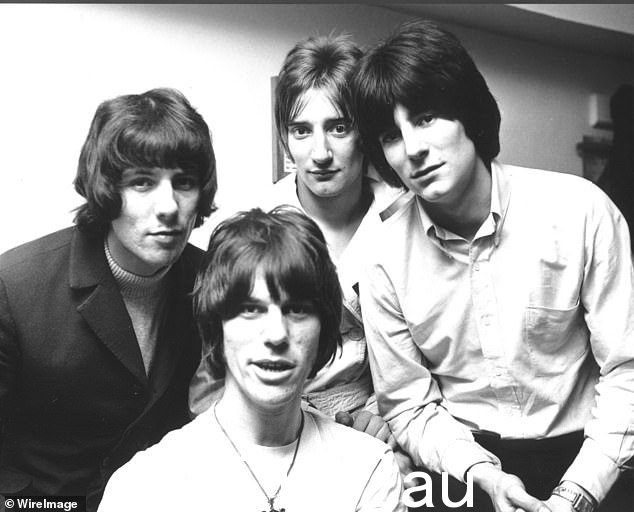 1967 年 Beck 与他的同名小组成员合影,左边是 Aynsley Dunbar,他身后是 Rod Stewart,右边是 Ronnie Wood