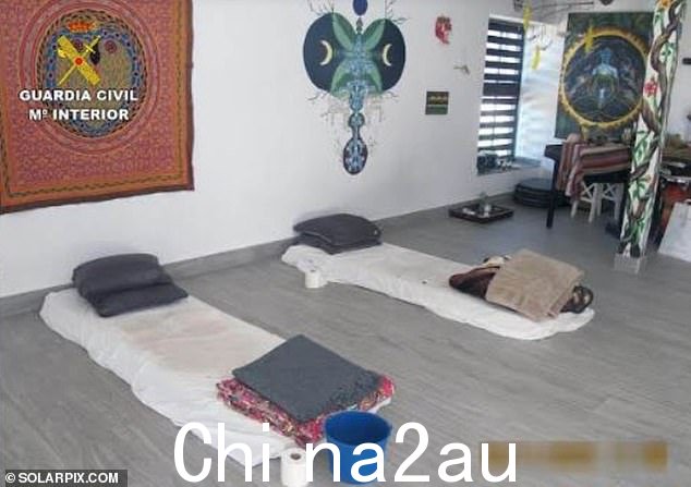 侦探说,这对夫妇在网上提供服务,一次最多可为 16 位付费客人提供住宿