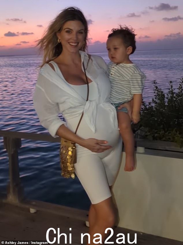 华丽:马尔代夫从不缺少美丽的日落,第三张照片显示 Ashley 抱着 Alfie,脸上带着灿烂的笑容,戴着 alfie l-white outfit