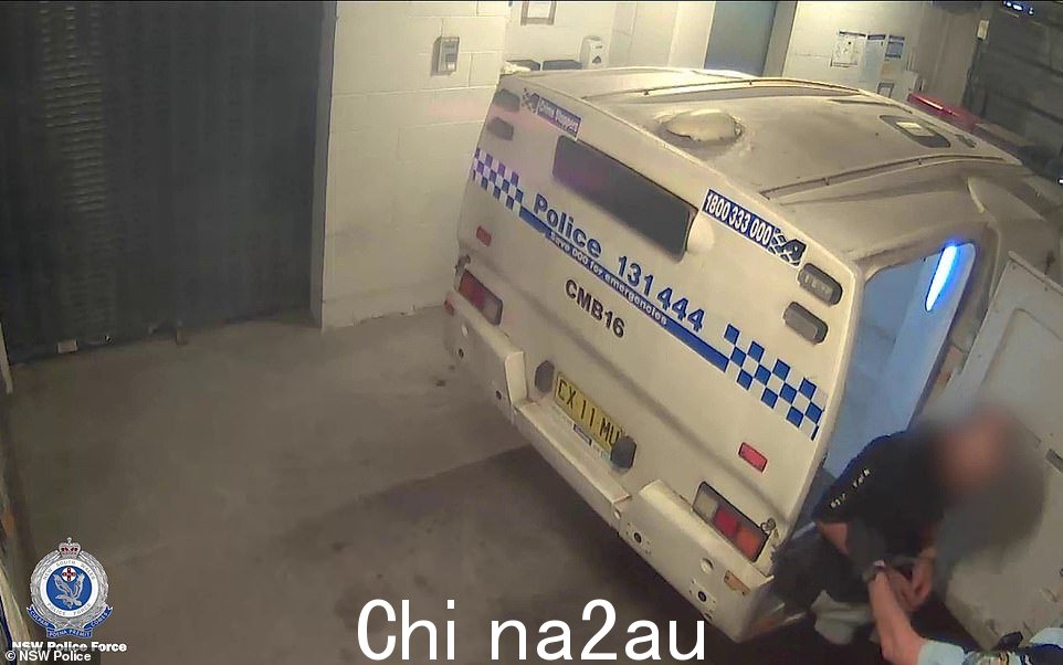 '两名男子被带到 Merrylands 警察局警察局说,另一对被带到格兰维尔警察局。 “所有四名男子都被指控带走并拘留他人以谋取利益,并严重闯入并犯下严重的可起诉罪行——使用暴力。”他们补充说:“警方将在法庭上指控这四名男子从维多利亚州前往威胁和殴打他们认识的 25 岁男子。” class=