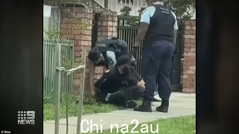 '目击者向坎伯兰警区司令部的官员报告了这一情况,后者在国家打击犯罪司令部的抢劫和严重犯罪小组和猛禽队的协助下开始了大规模调查和搜索车辆小队,”新南威尔士州警方的一份声明说。一辆宝马被发现仍在 Hawksview 街的吉尔福德,并靠边停车。车内三名年龄分别为 40、36 和 37 岁的男子被捕并被铐在路边。另一名 33 岁的男子据称曾试图逃跑,但不久后被追捕。并被捕。一家商店的闭路电视监控录像显示,这名男子被一名警官追赶,警官追上了他,然后给他戴上手铐。