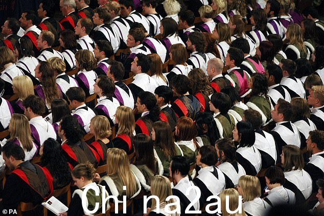 根据“公平竞争环境”的计划,大学和学院招生服务中心 (Ucas) 将放弃用于展示成绩以外成就的 47 行论文(大学毕业生的档案图片)