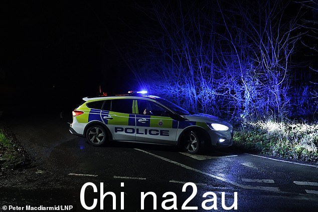 今天下午 2 点 45 分左右,一名妇女在萨里的 Gravelly Hill 附近被狗袭击后死亡(图:警察仍在现场)