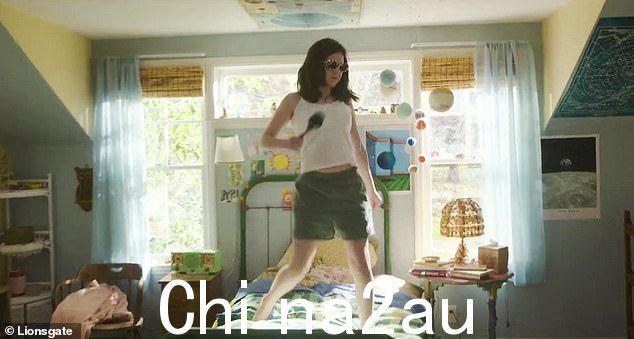 适应她的新住处:她在家人朋友家里过暑假,她在自己的房间里玩得很开心