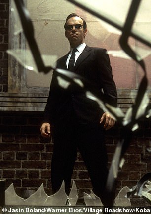 不过,80、90年代也有白人反派,包括《黑客帝国》中的Hugo Weaving(如图)