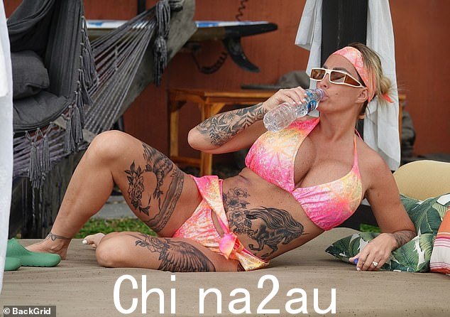 淘汰旧的,引进新的!凯蒂·普莱斯 (Katie Price) 在去年底进行第 16 次隆胸之前,已经清理了衣橱里的旧小胸罩和比基尼,因为朋友们坚称,她预订第 17 次只是时间问题