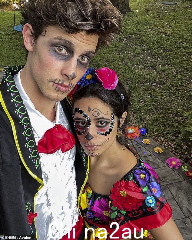 情侣装:两人在与歌手 Austin Mahone 一起巡回演出时相识,然后在同年晚些时候发布了他们的第一次合作,我知道你去年夏天做了什么; 2021 年 11 月在 Instagram 上看到