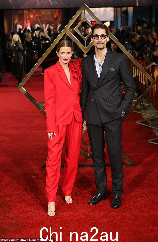 挚爱:Millie Mackintosh 在周四晚上巴比伦首映式的红地毯上与她的丈夫 Hugo Taylor 亲密接触