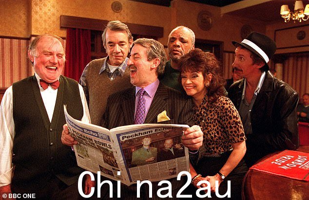 Banter: (L-R) Sid (Roy Heather), Trigger (Roger Lloyd Pack), Boycie (John Challis), Denzil (Patrick Barber), Marlene (Sue Holderness) and Mickey皮尔斯(帕特里克·默里 Patrick Murray 饰)在《只有傻瓜和马》中lass=