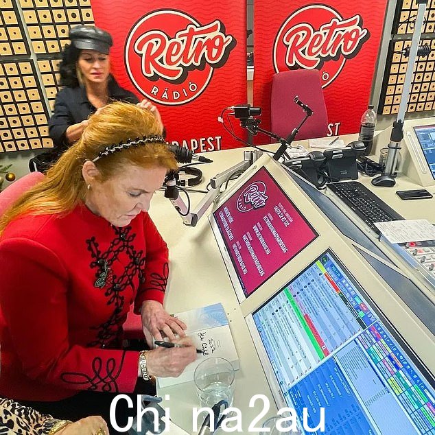 63 岁的约克公爵夫人去布达佩斯的 Retro Radio 与制作人和主持人追忆
