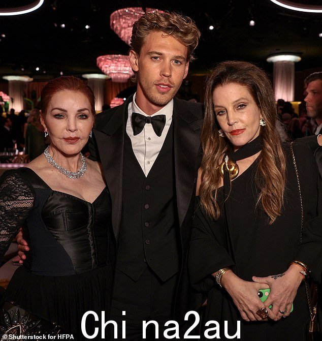 Lisa Marie(右)和她的母亲 Priscilla(左)在周二晚上的金球奖颁奖典礼上看到在电影“猫王”中扮演她父亲的 Austin Butler(中) '