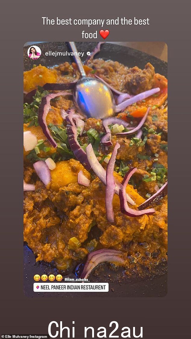 好吃! Elle 在大曼彻斯特的 Neel Paneer 餐厅吃晚餐时向她的 93.9K Instagram 粉丝发布了一张他们的咖喱照片