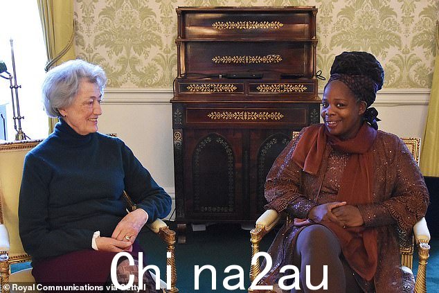Ngozi Fulani(右)说 Susan 女士(左)反复询问她“真正来自哪里”,尽管被告知她出生在英国