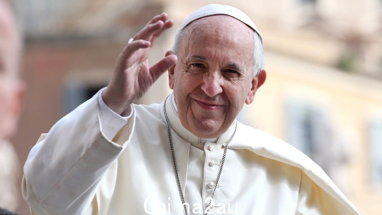 教皇弗朗西斯向佩尔枢机致敬
