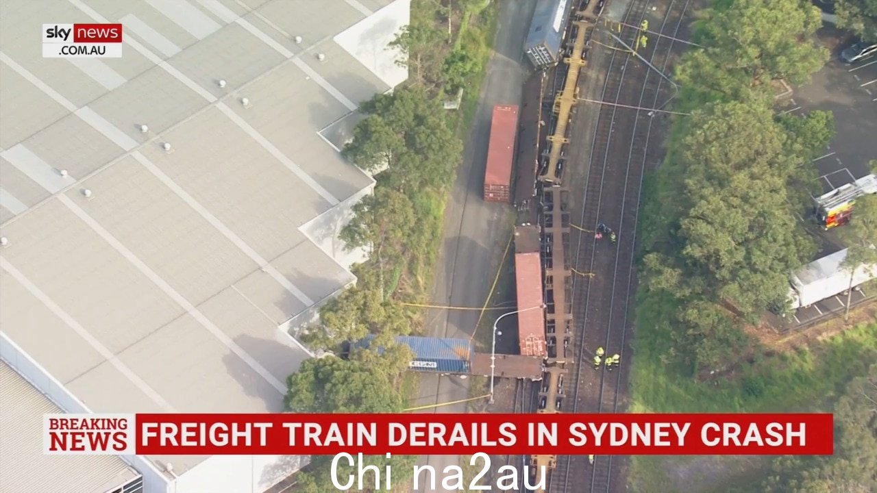 货运列车碰撞后脱轨在悉尼南部