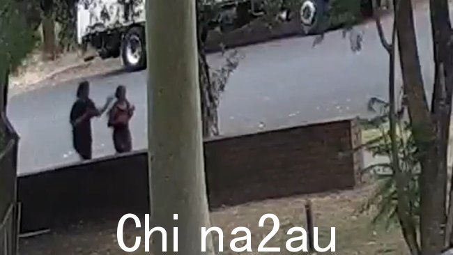 新南威尔士州警方公布了上个月一名女性慢跑者在悉尼西部遭到袭击的可怕镜头,当时侦探正在追捕袭击者。图片:提供。新南威尔士州警察局。