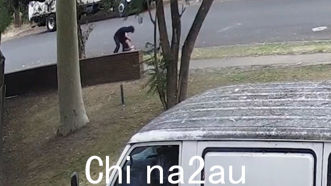 可以看到一名身穿深色衣服的男子跑到女子身后,然后抓住她的脸将她推倒在地。图片:提供。新南威尔士州警察局。