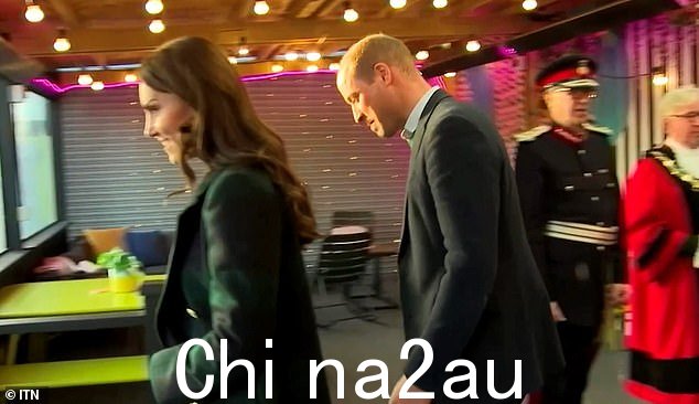 威廉王子无视一位记者问他是否有机会阅读哈利的书。这个问题是今天在威尔士亲王和王妃自灼热回忆录发布以来的首次皇室订婚期间提出的。