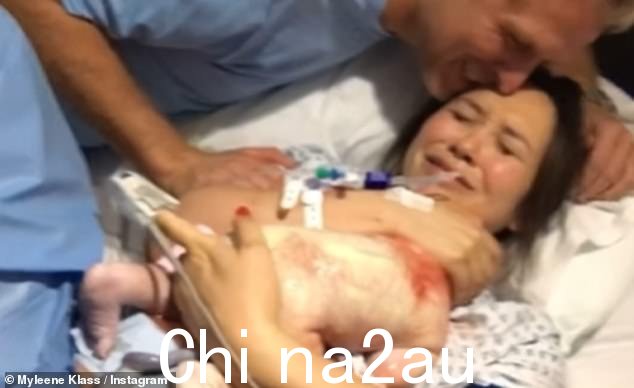 家庭:在视频中,Myleene 看起来情绪激动,她将 Apollo 抱在怀里,而她的搭档 Simon Motson 在她的额头上亲了一下