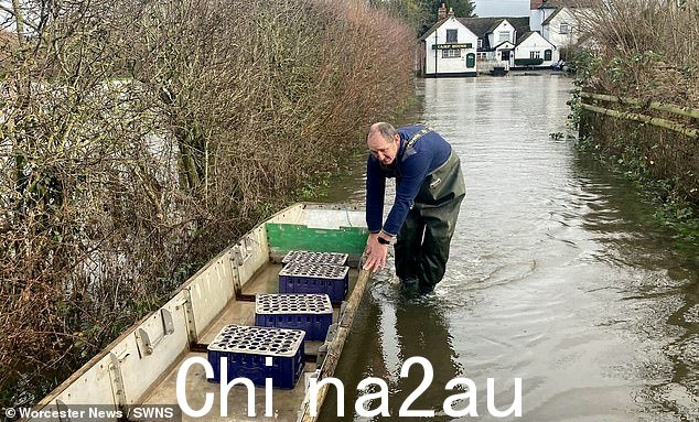 Paul Scarrott 把船开到 Camp House格里姆利的旅馆,因为他准备在洪水过后将更多的赌客运送到酒吧