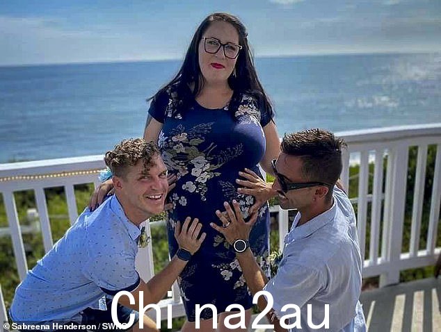 Sabreena 自愿帮助她的兄弟姐妹 Shane Petrie,32 岁(左)和他的丈夫 Paul Petrie,36 岁(右)