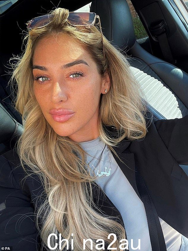 Elle Edwards,26 岁,(如图)于 12 月 24 日在利物浦附近 Wallasey 村的灯塔酒吧被杀