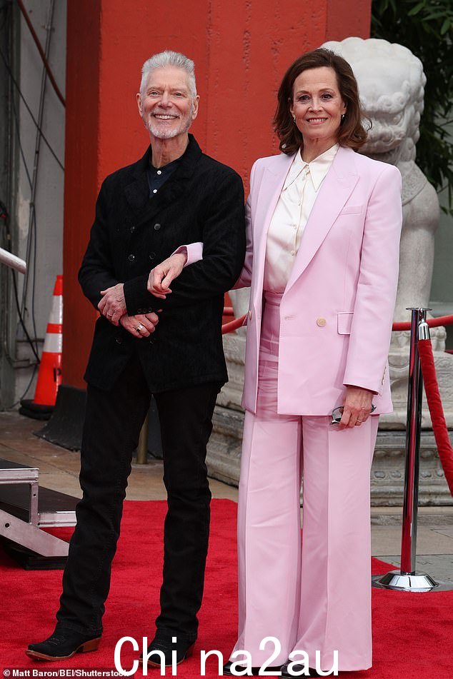Avatar in the house!Sigourney(生于 Susan)身着 5 英尺 10 英寸的雕像,身穿粉红色裤装,与她的 Avatar 演员 Stephen Lang(左)一起在活动中发言-toe black attire