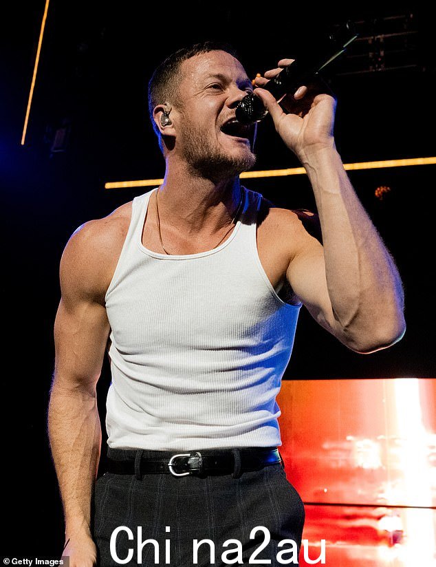 Free man: Minka confirmed去年 11 月,她与 Imagine Dragons 主唱丹·雷诺兹 (Dan Reynolds) 的新恋情被拍到牵手浪漫漫步; seen in December 10
