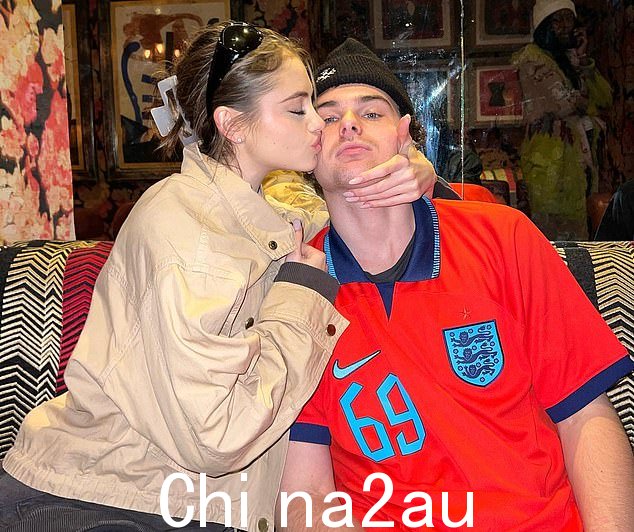 Leni 与她 19 岁的男友 Aris Rachevsky 保持着长期关系