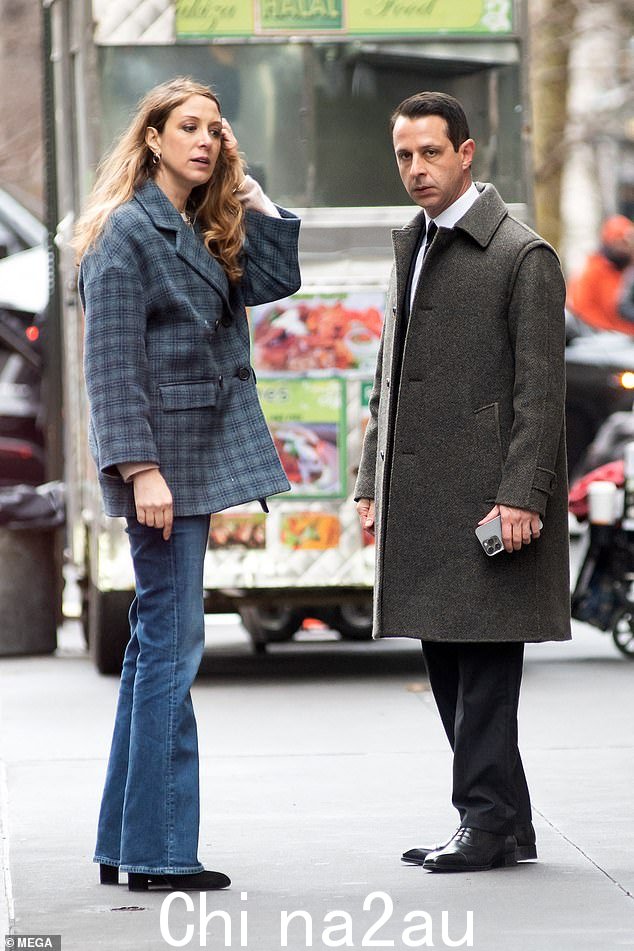 Natalie's look: Gold 身穿蓝黑格子外套搭配蓝色牛仔裤和黑色连衣裙ack heels for the sidewalk scene
