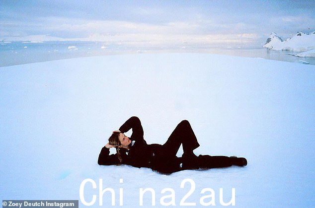 R&R:Deutch 在雪地里玩耍时看起来像是准备小睡