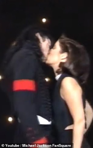 Lisa Marie Presley 和 Michael Jackson 在 1994 年 MTV 音乐录影带大奖上唇齿相依