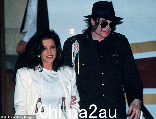 Lisa Marie Presley 和 Michael Jackson 于 1994 年 8 月在布达佩斯机场
