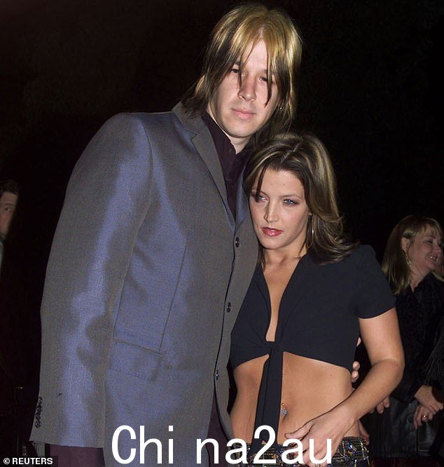 Lisa Marie Presley 和 John Oszajca 曾短暂订婚,但在 2001 年分居