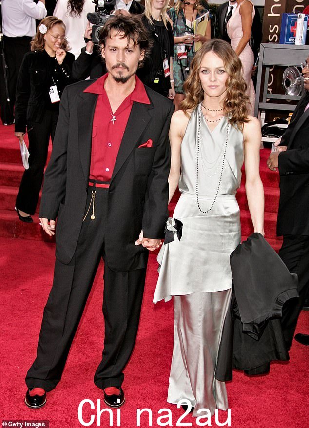 她的父母:Lily Rose 在母亲 Vanessa Paradis 的祖国法国和美国之间度过了成长的时光;这对名人 it 夫妇(照片拍摄于 2006 年)在 1998 年至 2012 年间处于恋爱关系中
