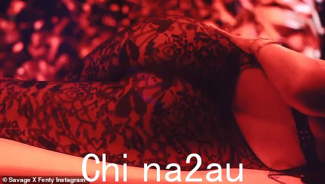 厚脸皮:她在展示自己的曲线时展示了她的臀部