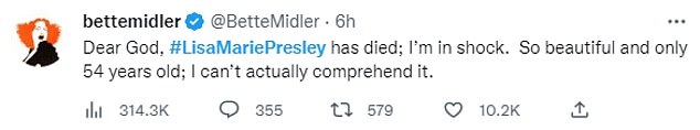 震惊:Bette Midler 分享了她的震惊,说:'亲爱的上帝,#LisaMariePresley 已经死了;我很震惊。如此美丽,才54岁;我实际上无法理解它'